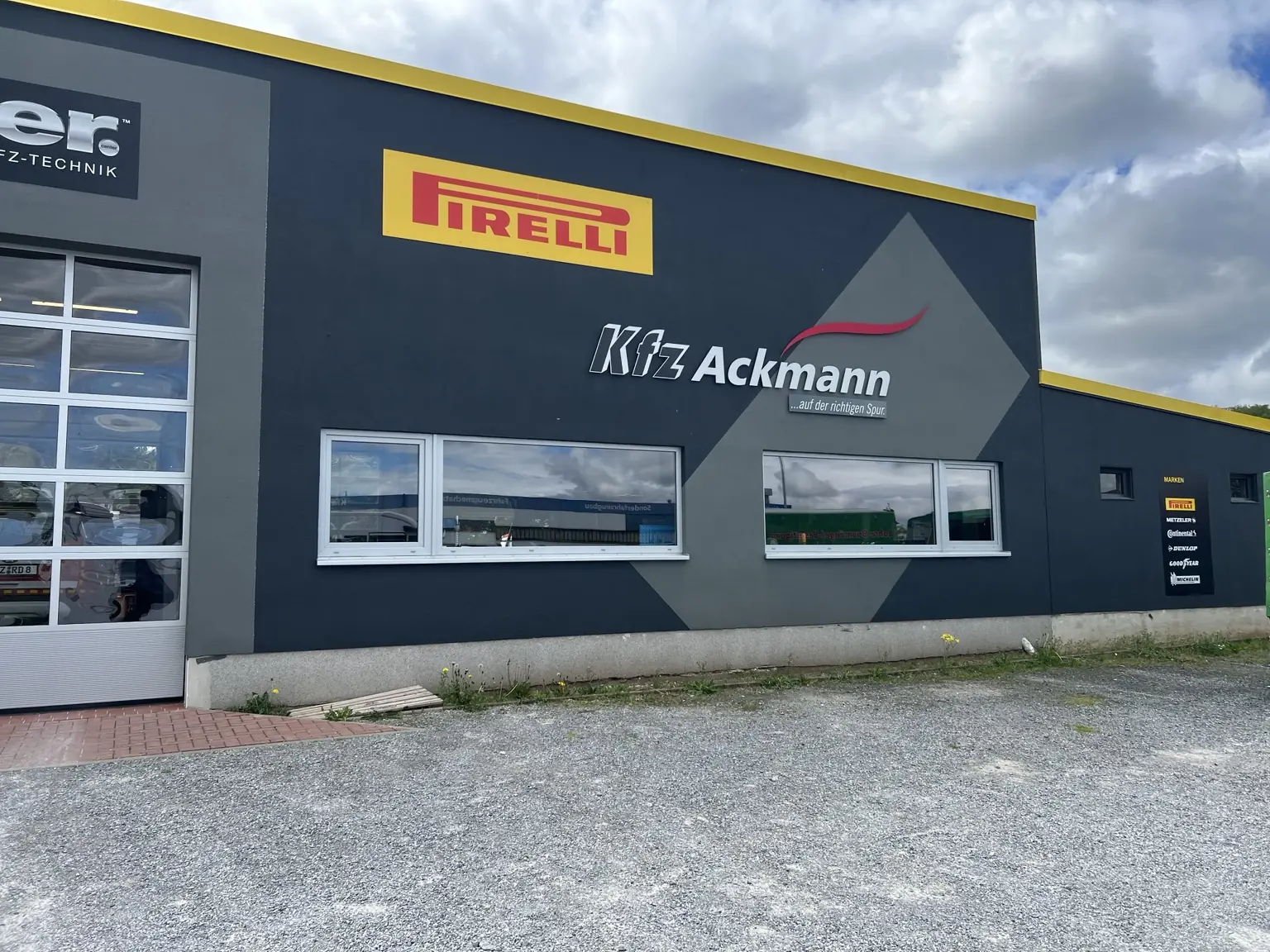 Firmenschild und Außenwerbung